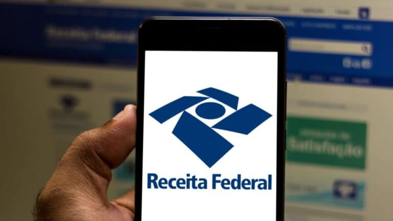 Uma imagem que ilustra um celular com o aplicativo da receita federal aberto.