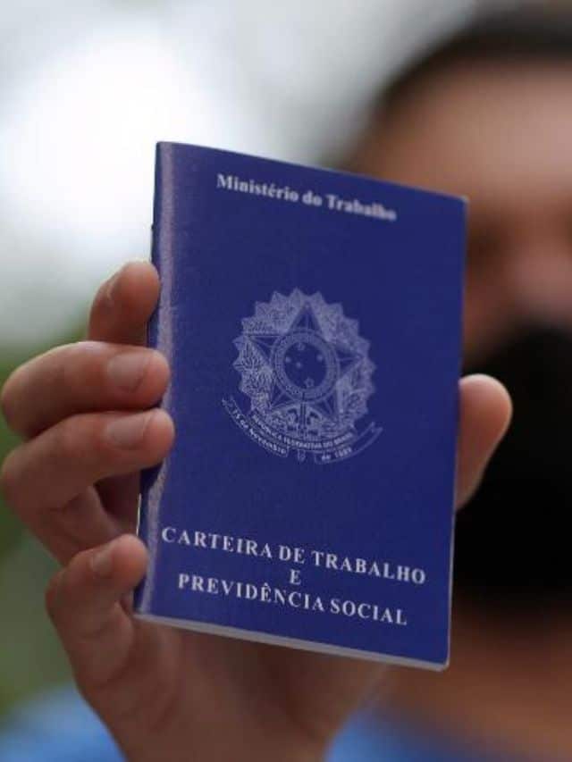 Uma imagem que ilustra um homem mostrando uma carteira de trabalho.