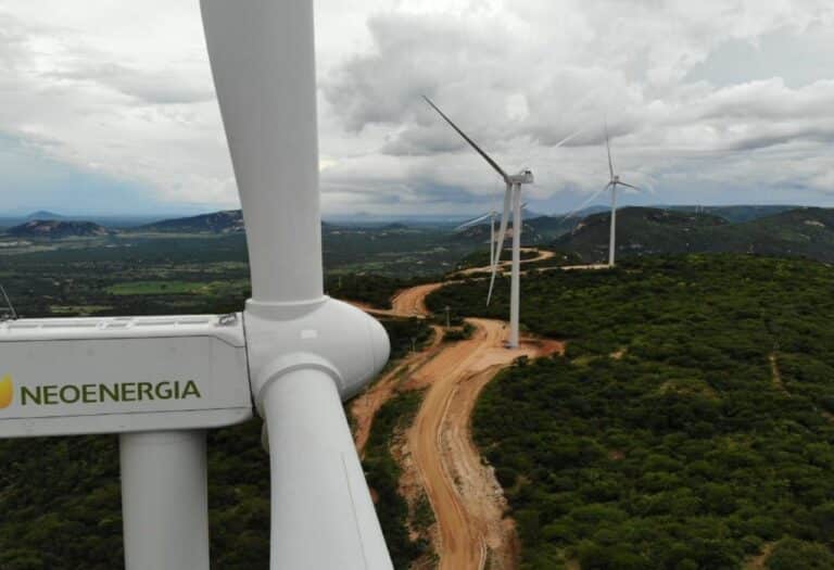 Uma imagem que representa geradores de energia da Neoenergia em uma área florestal.