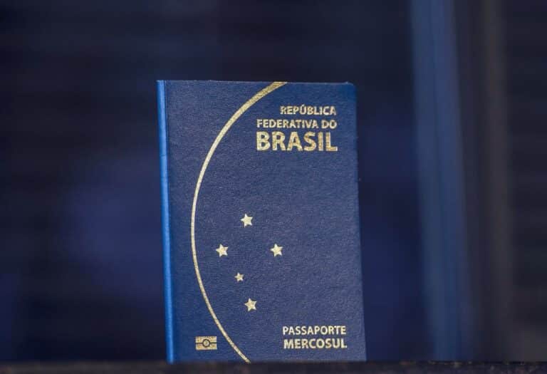 Uma imagem que ilustra um passaporte brasileiro.