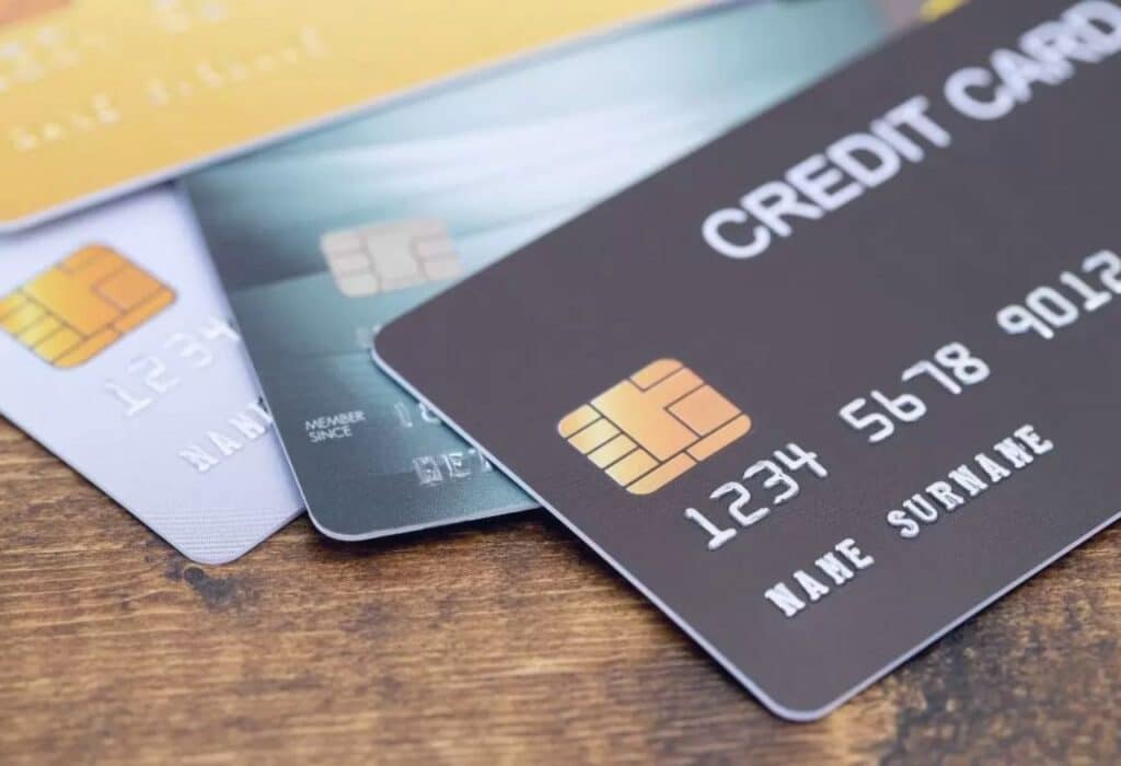 Uma imagem que ilustra diversos tipos de cartão de crédito.
