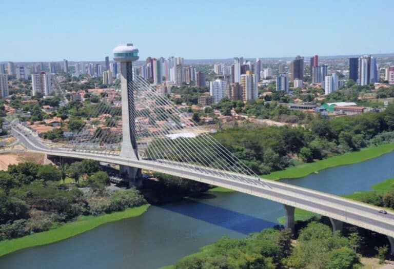 Uma imagem que ilustra a ponte de uma cidade localizada no Piauí.