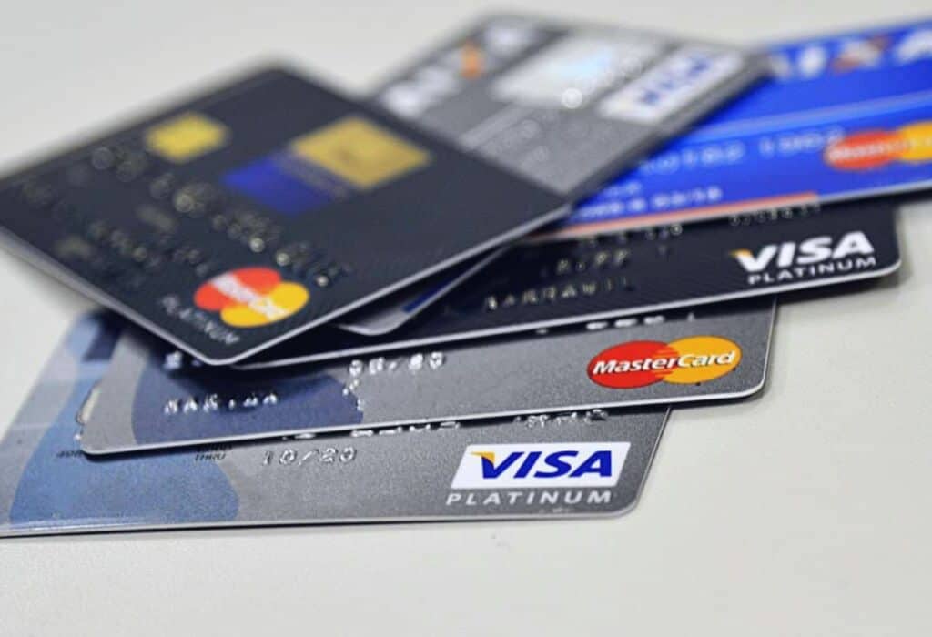 Uma imagem que ilustra vários cartões de crédito.