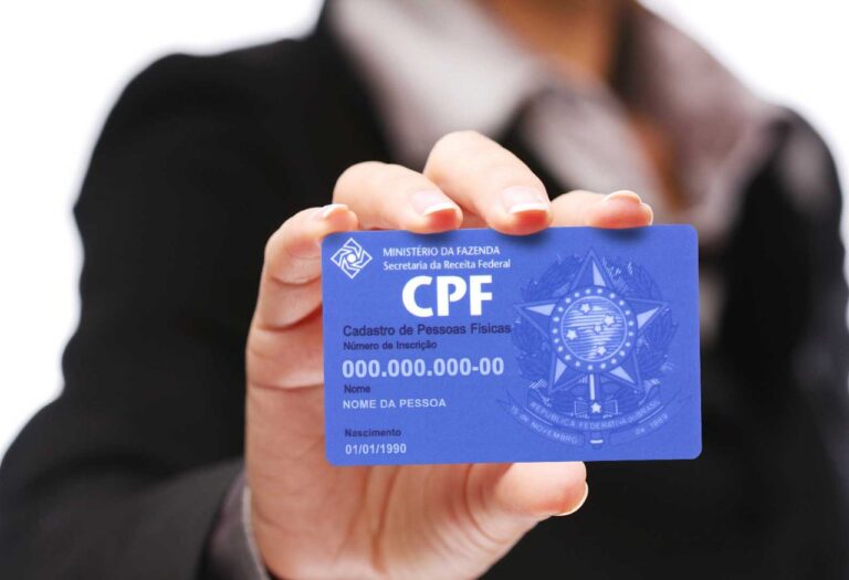 Uma imagem que ilustra uma mulher segurando um cartão de CPF.
