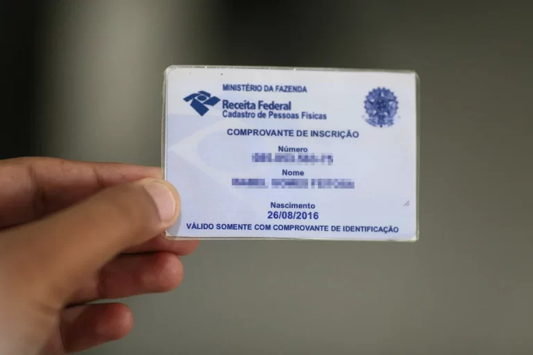 Uma imagem que ilustra uma carteira de cpf.