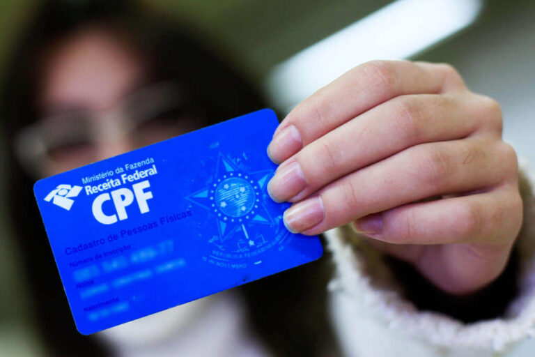 Uma imagem que ilustra uma mulher segurando um cartão de CPF.