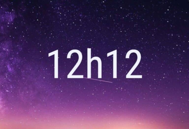 Uma imagem que ilustra um relógio com horas iguais em 12:12.
