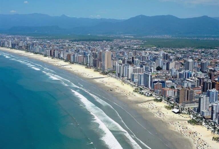 Uma imagem que ilustra a praia grande, uma cidade com ddd 13.