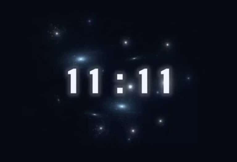 Uma imagem que ilustra um relógio com horas iguais em 11:11.