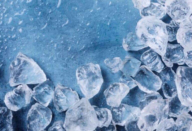 Uma imagem que ilustra gelos feito por congelador.