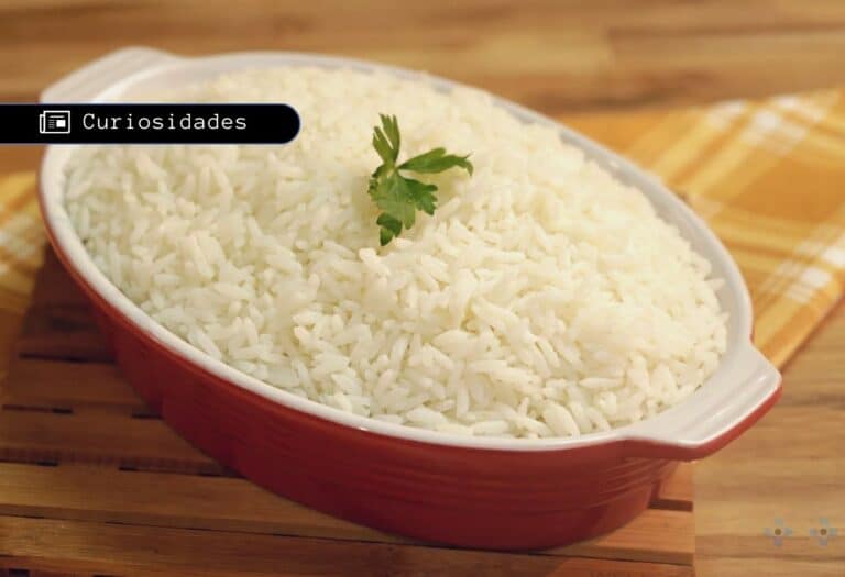 Uma imagem que ilustra uma tigela cheia de arroz.