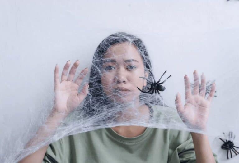Uma imagem que ilustra uma mulher sonhando com aranha.