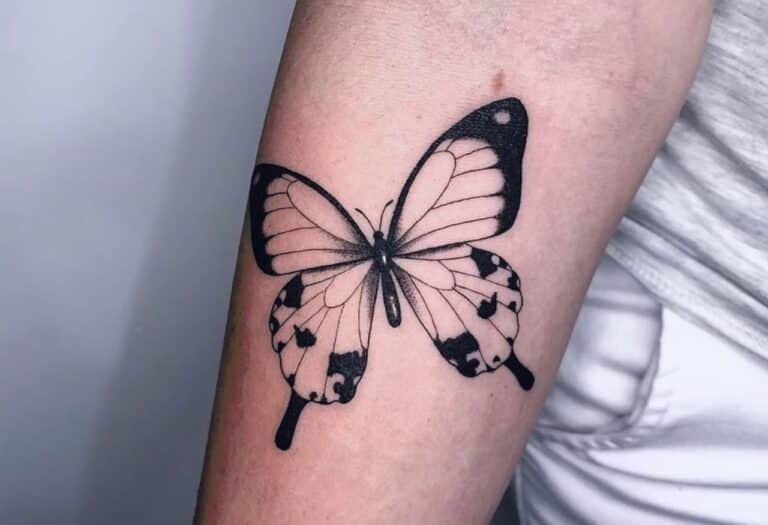 Uma imagem que ilustra uma tatuagem de borboleta.
