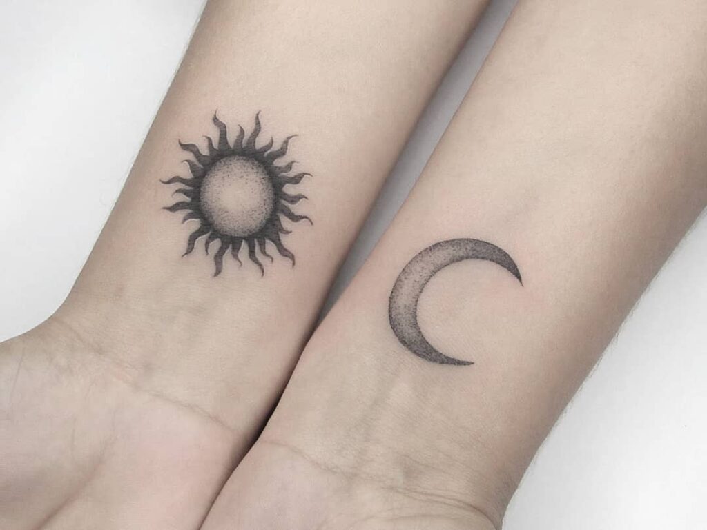Uma imagem da tatuagem sol e lua.