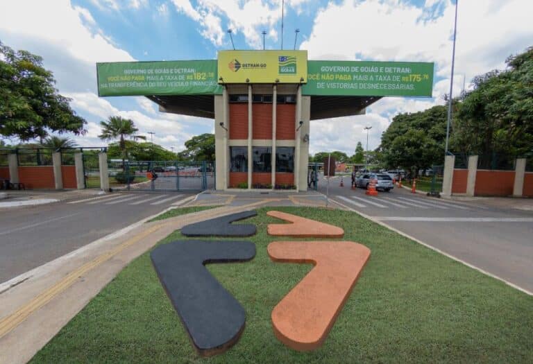 Uma imagem que ilustra a fachada do Detran de Goiás.