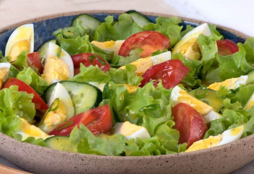 Uma imagem que ilustra uma salada com ovos