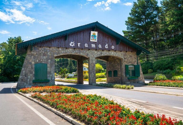 Uma imagem que ilustra a entrada da cidade de Gramado.